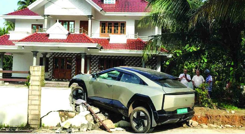 നിയന്ത്രണം വിട്ട കാർ മതിലിലിടിച്ച് തകർന്നു: 5 പേർക്ക് പരുക്ക്
