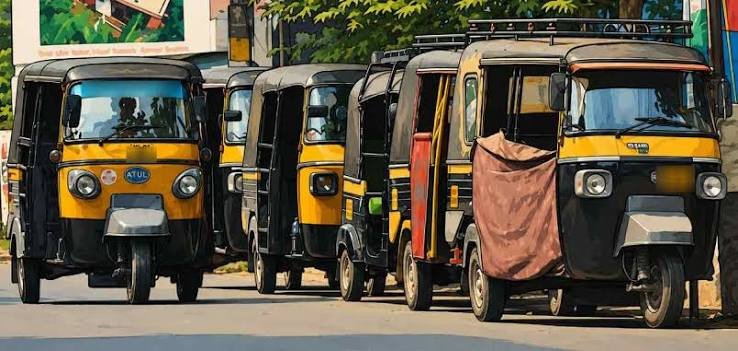 വൈറ്റിലയിൽ ഓട്ടോപ്പകൽക്കൊള്ള: പ്രീപെയ്ഡ് കൗണ്ടർ പൂട്ടിയിട്ട് മാസങ്ങൾ, ദുരിതത്തിലായി യാത്രക്കാർ