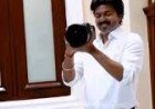 ക്യാമറ കൈയിലെടുത്ത് തമിഴ്നാട് മുഖ്യമന്ത്രി വിജയ്; ലോക ഫോട്ടോഗ്രാഫി ദിനത്തിൽ ഫോട്ടോജേണലിസ്റ്റുകൾക്ക് വേറിട്ട ആദരം
