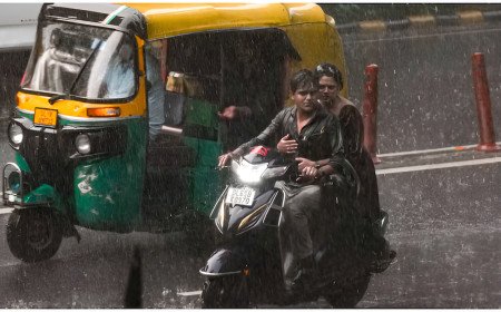 മഴയിൽ മുങ്ങി ഡൽഹി; ഓറഞ്ച് അലേർട്ട്, വിമാന സർവീസുകൾക്ക് തിരിച്ചടി