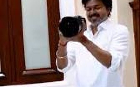 ക്യാമറ കൈയിലെടുത്ത് തമിഴ്നാട് മുഖ്യമന്ത്രി വിജയ്; ലോക ഫോട്ടോഗ്രാഫി ദിനത്തിൽ ഫോട്ടോജേണലിസ്റ്റുകൾക്ക് വേറിട്ട ആദരം