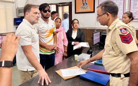 കേസ് എടുക്കാതെ പോകില്ല’; രാഹുലിന്റെ സമരത്തിന് മുന്നിൽ ദില്ലി പൊലീസിന് മുട്ടുമടക്കേണ്ടി വന്നു