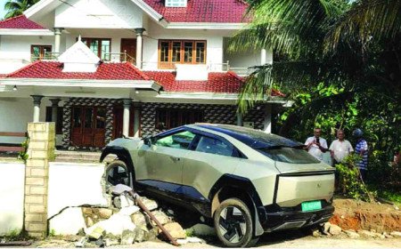 നിയന്ത്രണം വിട്ട കാർ മതിലിലിടിച്ച് തകർന്നു: 5 പേർക്ക് പരുക്ക്