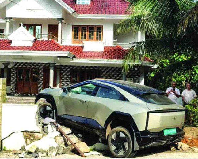 നിയന്ത്രണം വിട്ട കാർ മതിലിലിടിച്ച് തകർന്നു: 5 പേർക്ക് പരുക്ക്