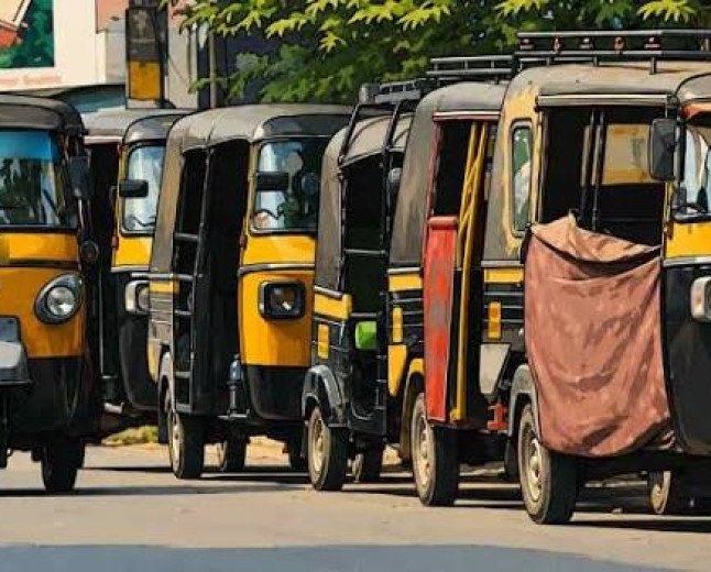 വൈറ്റിലയിൽ ഓട്ടോപ്പകൽക്കൊള്ള: പ്രീപെയ്ഡ് കൗണ്ടർ പൂട്ടിയിട്ട് മാസങ്ങൾ, ദുരിതത്തിലായി യാത്രക്കാർ