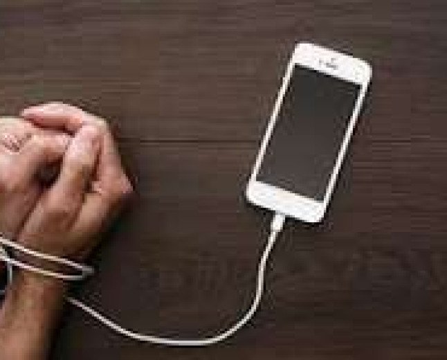 “ഫോൺ ഇല്ലാതെ പറ്റില്ല”; കുട്ടി മൊബൈലിന് അടിമയാകുന്നുണ്ടോ? അറിയേണ്ടവ