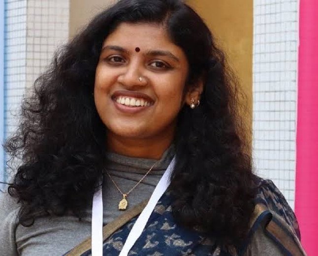 വനിതാ അധ്യക്ഷ കേട്ടലറക്കുന്ന മുദ്രാവാക്യം വിളിക്കരുതെന്ന് മന്ത്രി ജനീഷ്; മറുപടിയുമായി ചിന്ത ജെറോം