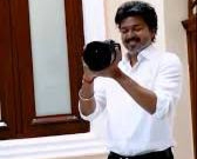 ക്യാമറ കൈയിലെടുത്ത് തമിഴ്നാട് മുഖ്യമന്ത്രി വിജയ്; ലോക ഫോട്ടോഗ്രാഫി ദിനത്തിൽ ഫോട്ടോജേണലിസ്റ്റുകൾക്ക് വേറിട്ട ആദരം
