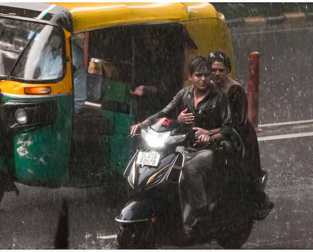 മഴയിൽ മുങ്ങി ഡൽഹി; ഓറഞ്ച് അലേർട്ട്, വിമാന സർവീസുകൾക്ക് തിരിച്ചടി
