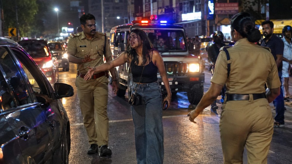 മദ്യലഹരിയിൽ നടുറോഡിൽ വാഹനങ്ങൾ തടഞ്ഞ് പണം ആവശ്യപ്പെട്ടു; യുവതി അറസ്റ്റിൽ