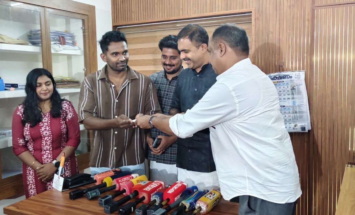 പ്രളയ രക്ഷാപ്രവർത്തനത്തിന് പോയ ജീപ്പിന് പിഴ; 50,000 രൂപ കൈമാറി അഭിഭാഷക സുഹൃത്തുക്കൾ