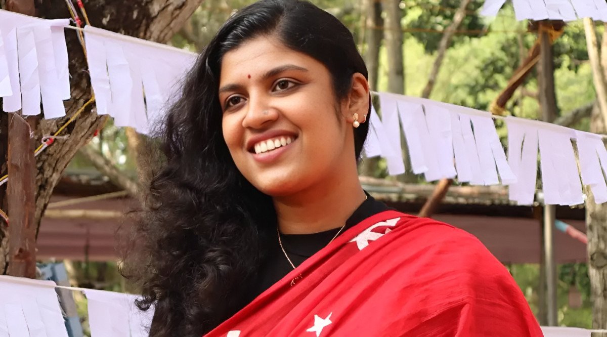പാർട്ടി കസേര നൽകി, വിവാദം പിന്നാലെ; ചിന്ത ജെറോമിന്റെ പി.എച്ച്.ഡി വീണ്ടും കുരുക്കിൽ