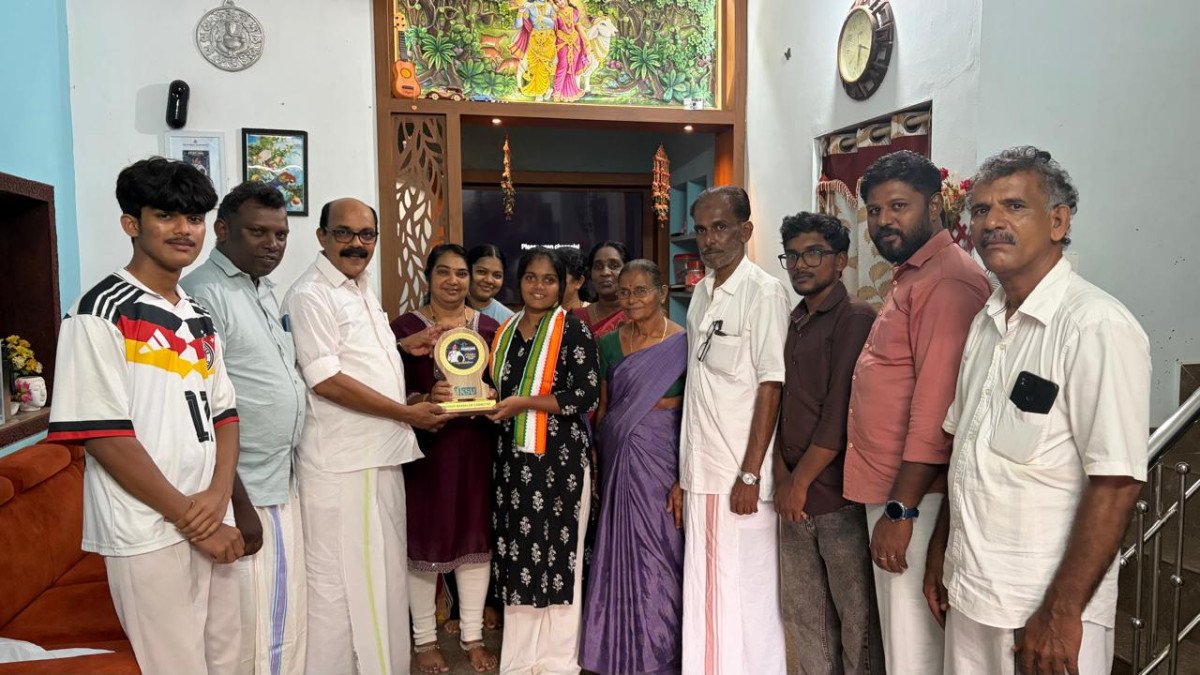 സംസ്ഥാന സ്കൂൾ ഫെൻസിങ് ചാമ്പ്യൻഷിപ്പിൽ വെങ്കല മെഡൽ; അദിതയ്ക്ക് കെ.എസ്.യുവിന്റെ ആദരം