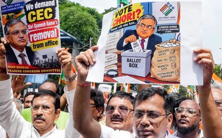 വോട്ടർപട്ടികയിലെ സുതാര്യത ചർച്ചയാകുന്നു; ഗ്യാനേഷ് കുമാറിനെതിരെ പ്രതിപക്ഷ പ്രതിഷേധം