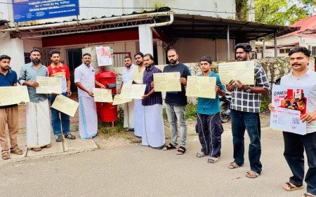 ഇലക്ഷൻ കമ്മീഷനോട് 14 ചോദ്യങ്ങൾ; 14 ഭീമൻ പോസ്റ്റ് കാർഡുകളുമായി യൂത്ത് കോൺഗ്രസിന്റെ പ്രതിഷേധം