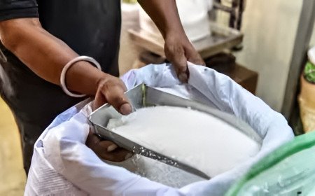 പഞ്ചസാര പൂഴ്ത്തിവെച്ചാൽ പണി കിട്ടും; സ്റ്റോക്ക് പകുതിയാക്കി കേന്ദ്രം