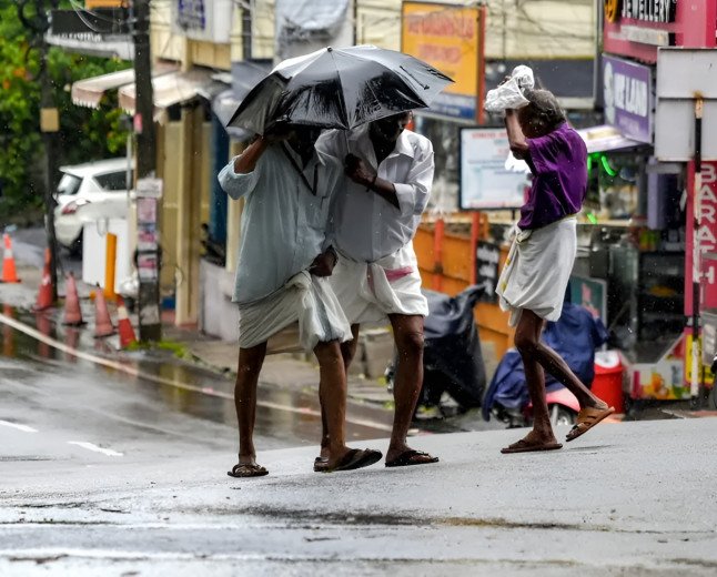 ആകാശത്ത് മാറ്റത്തിന്റെ സൂചന; കേരളത്തിൽ മഴ ശക്തമാകുന്നു, യെല്ലോ അലർട്ട്