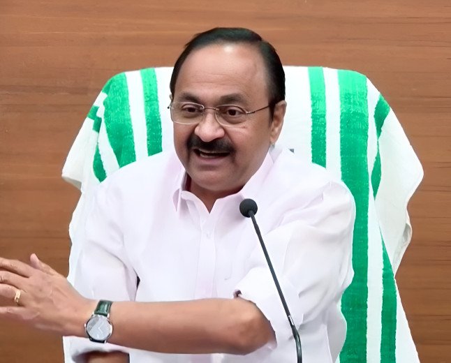 ചാർട്ടേഡ് വിമാന വിവാദത്തിൽ മുഖ്യമന്ത്രിയുടെ മറുപടി; ‘സ്പോൺസർ ആരെന്ന് പറയേണ്ടതില്ല’
