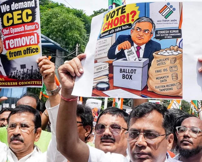 വോട്ടർപട്ടികയിലെ സുതാര്യത ചർച്ചയാകുന്നു; ഗ്യാനേഷ് കുമാറിനെതിരെ പ്രതിപക്ഷ പ്രതിഷേധം