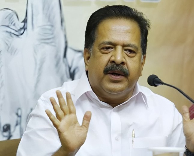 ജലപീരങ്കിയിലെ വെള്ളവും പഴയ ആരോപണങ്ങളും; ചെന്നിത്തലയുടെ മറുപടി വൈറലാകുന്നു