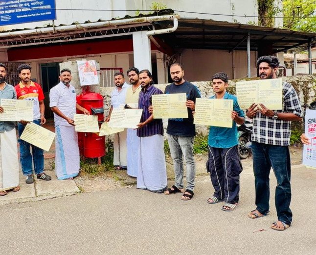 ഇലക്ഷൻ കമ്മീഷനോട് 14 ചോദ്യങ്ങൾ; 14 ഭീമൻ പോസ്റ്റ് കാർഡുകളുമായി യൂത്ത് കോൺഗ്രസിന്റെ പ്രതിഷേധം