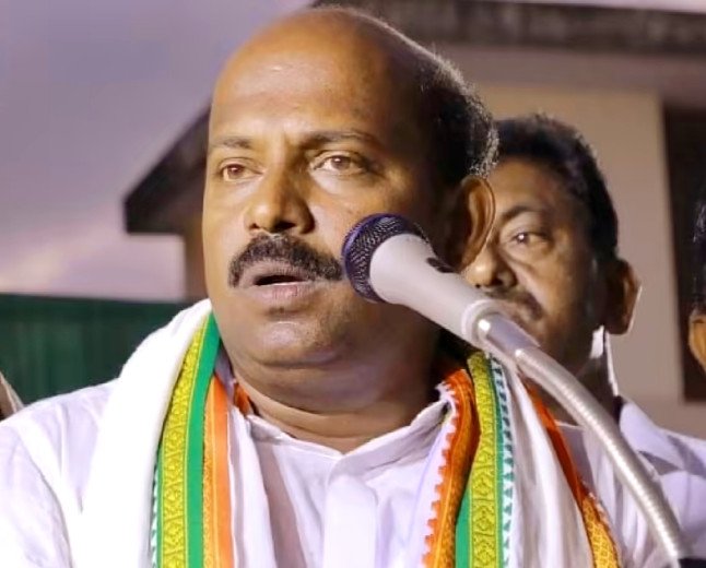 കൈക്കൂലിക്കാരോട് ‘നോ കോംപ്രമൈസ്’; 7 ഉദ്യോഗസ്ഥരെ സസ്‌പെൻഡ് ചെയ്ത് എക്സൈസ് മന്ത്രി എം. ലിജു