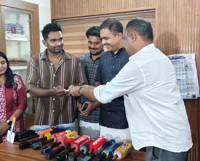 പ്രളയ രക്ഷാപ്രവർത്തനത്തിന് പോയ ജീപ്പിന് പിഴ; 50,000 രൂപ കൈമാറി അഭിഭാഷക സുഹൃത്തുക്കൾ