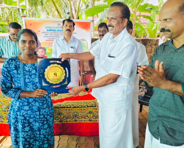 മെറിറ്റിൽ MBBS പ്രവേശനം; ലയ രാജനും നിരഞ്ജൻ മനിയേരിക്കും അനുമോദനം