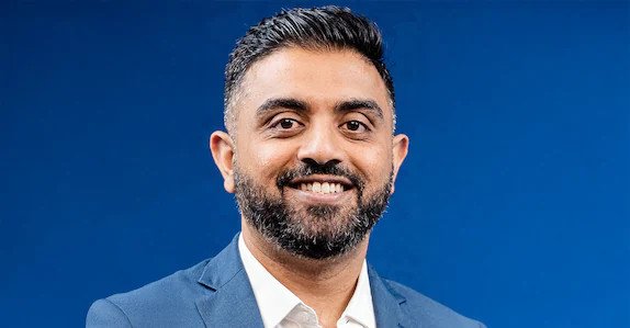 കുത്തേറ്റിട്ടും കീഴടങ്ങിയില്ല; 174 പേരുടെ ജീവൻ രക്ഷിച്ച് ഇന്ത്യൻ പൈലറ്റ് — സ്മിത് മച്ചാറിന് അഭിനന്ദന പ്രവാഹം