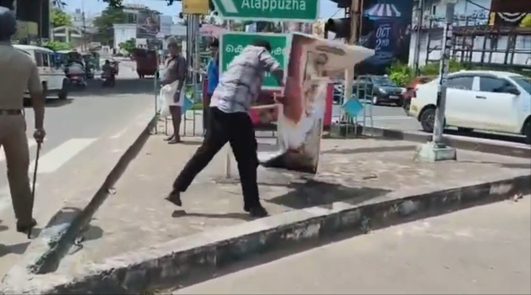 സ്വന്തം നേതാവിന്റെ ഓർമ്മദിന ഫ്ലക്സ് പോലും തിരിച്ചറിയാതെ SFI; കോടിയേരിയുടെ ഫ്ലക്സ് വലിച്ചുകീറി