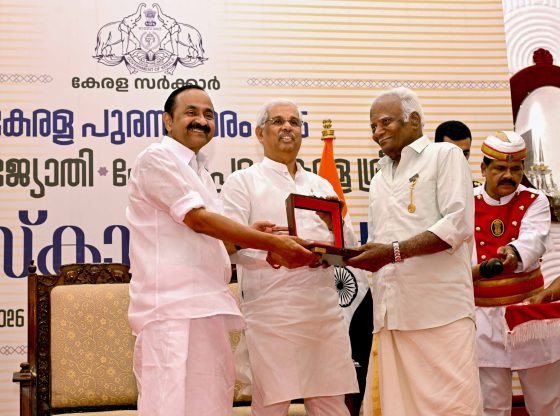 കേരള പുരസ്‌കാരങ്ങൾ സമ്മാനിച്ചു; കേരള ജ്യോതി എം.ആർ. രാഘവവാര്യർക്ക്