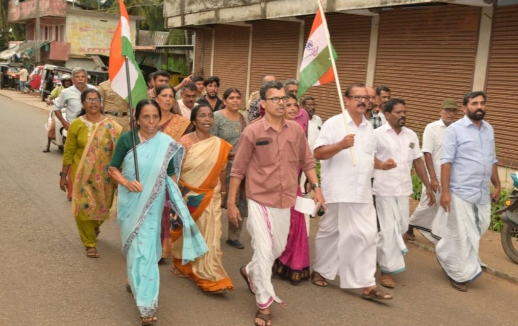 രാഹുൽ ഗാന്ധിയുടെ അറസ്റ്റിനെതിരെ അജാനൂർ മണ്ഡലം കോൺഗ്രസ് കമ്മിറ്റി പ്രതിഷേധ പ്രകടനം നടത്തി 