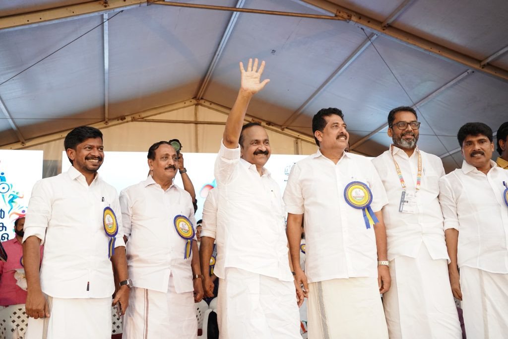 കോഴിക്കോട്ട് കായികമാമാങ്കത്തിന് വർണാഭമായ തുടക്കം; പോരാട്ടം 117.5 പവന്റെ സ്വർണക്കപ്പിനായി
