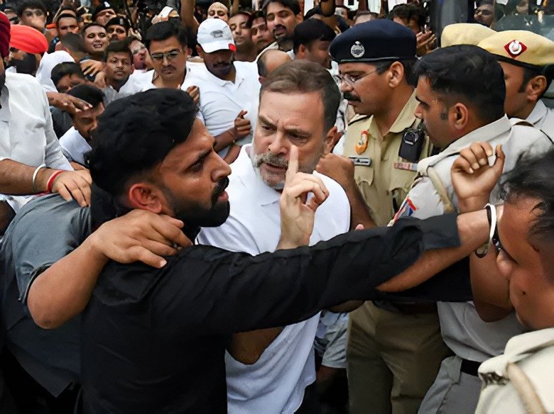 ഡൽഹിയിൽ പ്രതിപക്ഷ പോരാട്ടം ശക്തം; രാഷ്ട്രപതി ഭവനിലേക്ക് ഇന്ത്യാ സഖ്യത്തിന്റെ നിർണായക നീക്കം