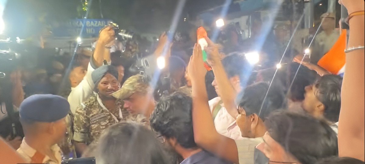 ദേശീയഗാനം പാടി പ്രതിഷേധം; ഡൽഹി പോലീസിനെ അക്ഷരാർത്ഥത്തിൽ കുഴപ്പത്തിലാക്കിയ സമരക്കാരുടെ തന്ത്രം!