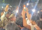 ദേശീയഗാനം പാടി പ്രതിഷേധം; ഡൽഹി പോലീസിനെ അക്ഷരാർത്ഥത്തിൽ കുഴപ്പത്തിലാക്കിയ സമരക്കാരുടെ തന്ത്രം!