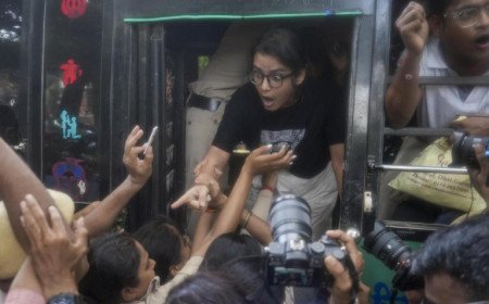 ഗ്യാനേഷ് കുമാറിന്റെ രാജി ആവശ്യപ്പെട്ട് ഡൽഹിയിൽ വിദ്യാർഥി സംഘടനകളുടെ മിന്നൽ സമരം; പ്രവർത്തകരെ വലിച്ചിഴച്ച് പോലീസ്