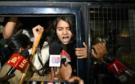 മഴയെയും പോലീസ് നടപടികളെയും വകവയ്ക്കാതെ സമരം; തിരഞ്ഞെടുപ്പ് കമ്മീഷനെതിരെ പ്രതിഷേധം വ്യാപിക്കുന്നു