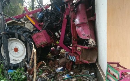 വെസ്റ്റ് എളേരിയിൽ ബോർവെൽ ട്രക്ക് വീടിന് മുകളിലേക്ക് മറിഞ്ഞ് രണ്ട് തൊഴിലാളികൾ മരിച്ചു