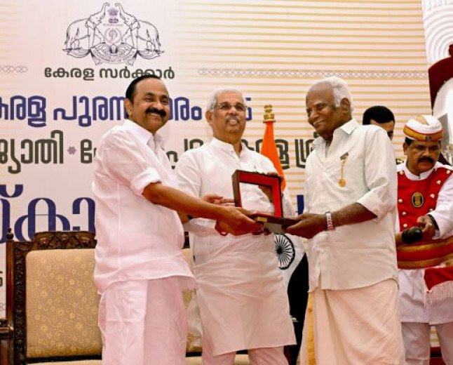കേരള പുരസ്‌കാരങ്ങൾ സമ്മാനിച്ചു; കേരള ജ്യോതി എം.ആർ. രാഘവവാര്യർക്ക്