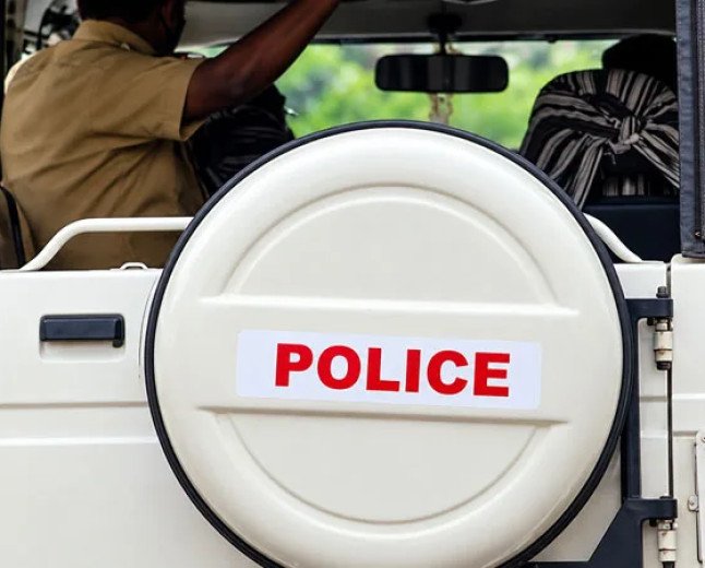 കൊച്ചിയിൽ പോലീസുകാർക്ക് കുത്തേറ്റു; ആക്രമണം കൊലക്കേസ് പ്രതിയുടെ നേതൃത്വത്തിലുള്ള സംഘത്തിൽ നിന്ന്