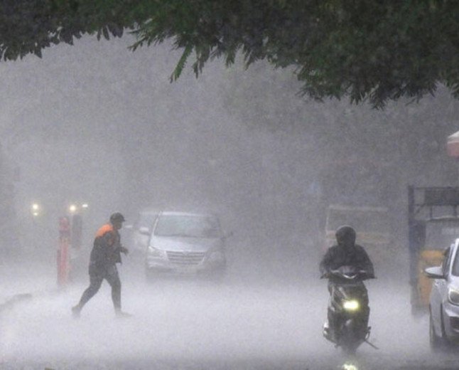സംസ്ഥാനത്ത് മഴ ശക്തമാകും; മൂന്ന് ജില്ലകളിൽ നാളെ യെല്ലോ അലർട്ട്, ഇടിമിന്നലിനും കാറ്റിനും സാധ്യത