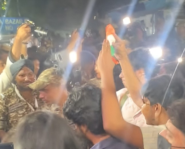 ദേശീയഗാനം പാടി പ്രതിഷേധം; ഡൽഹി പോലീസിനെ അക്ഷരാർത്ഥത്തിൽ കുഴപ്പത്തിലാക്കിയ സമരക്കാരുടെ തന്ത്രം!