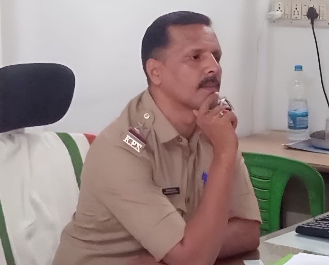 വൈക്കത്ത് അഴിമതിയുടെ ഉസ്താദ്; സി.ഐ. ഷമീർ ഖാന് സസ്പെൻഷൻ