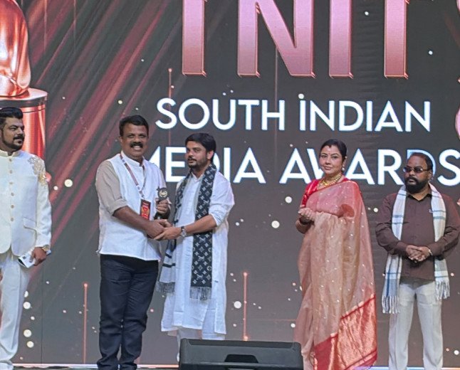 ബംഗളൂരുവിൽ TNIT സൗത്ത് ഇന്ത്യൻ അവാർഡ് നൈറ്റ്; വോയ്സ് ഓഫ് കേരള പുരസ്‌കാരം നേടി ബാലകൃഷ്ണൻ പെരിയ