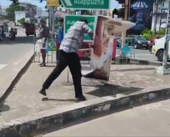 സ്വന്തം നേതാവിന്റെ ഓർമ്മദിന ഫ്ലക്സ് പോലും തിരിച്ചറിയാതെ SFI; കോടിയേരിയുടെ ഫ്ലക്സ് വലിച്ചുകീറി