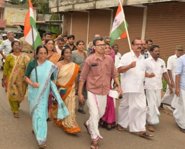 രാഹുൽ ഗാന്ധിയുടെ അറസ്റ്റിനെതിരെ അജാനൂർ മണ്ഡലം കോൺഗ്രസ് കമ്മിറ്റി പ്രതിഷേധ പ്രകടനം നടത്തി 