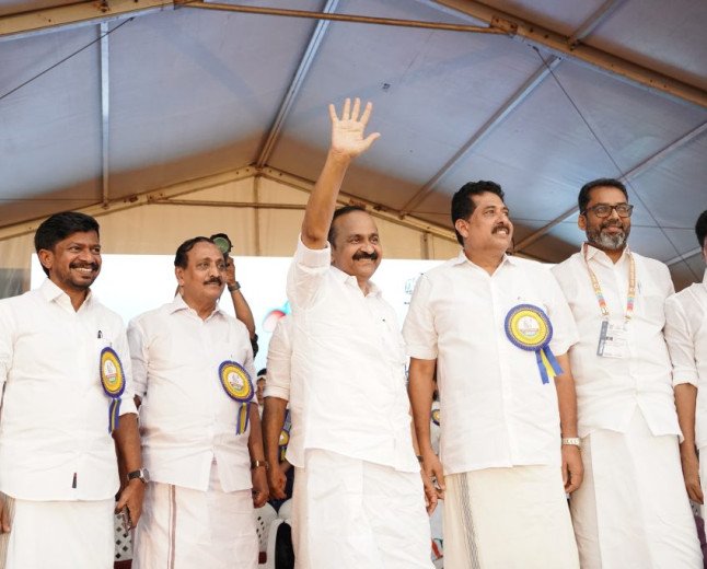 കോഴിക്കോട്ട് കായികമാമാങ്കത്തിന് വർണാഭമായ തുടക്കം; പോരാട്ടം 117.5 പവന്റെ സ്വർണക്കപ്പിനായി