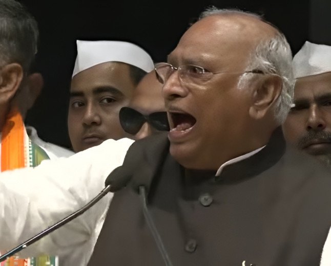മോദിയല്ല, അച്ഛനും ഇറങ്ങിപ്പോകേണ്ടി വരും; ഖാർഗെയുടെ മറുപടിയിൽ രാഷ്ട്രീയ വിവാദം